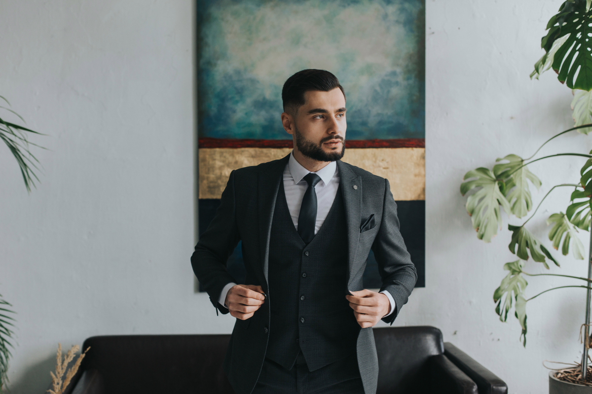 Слишком рано или уже поздно? Когда нужно начинать носить мужские костюмы?