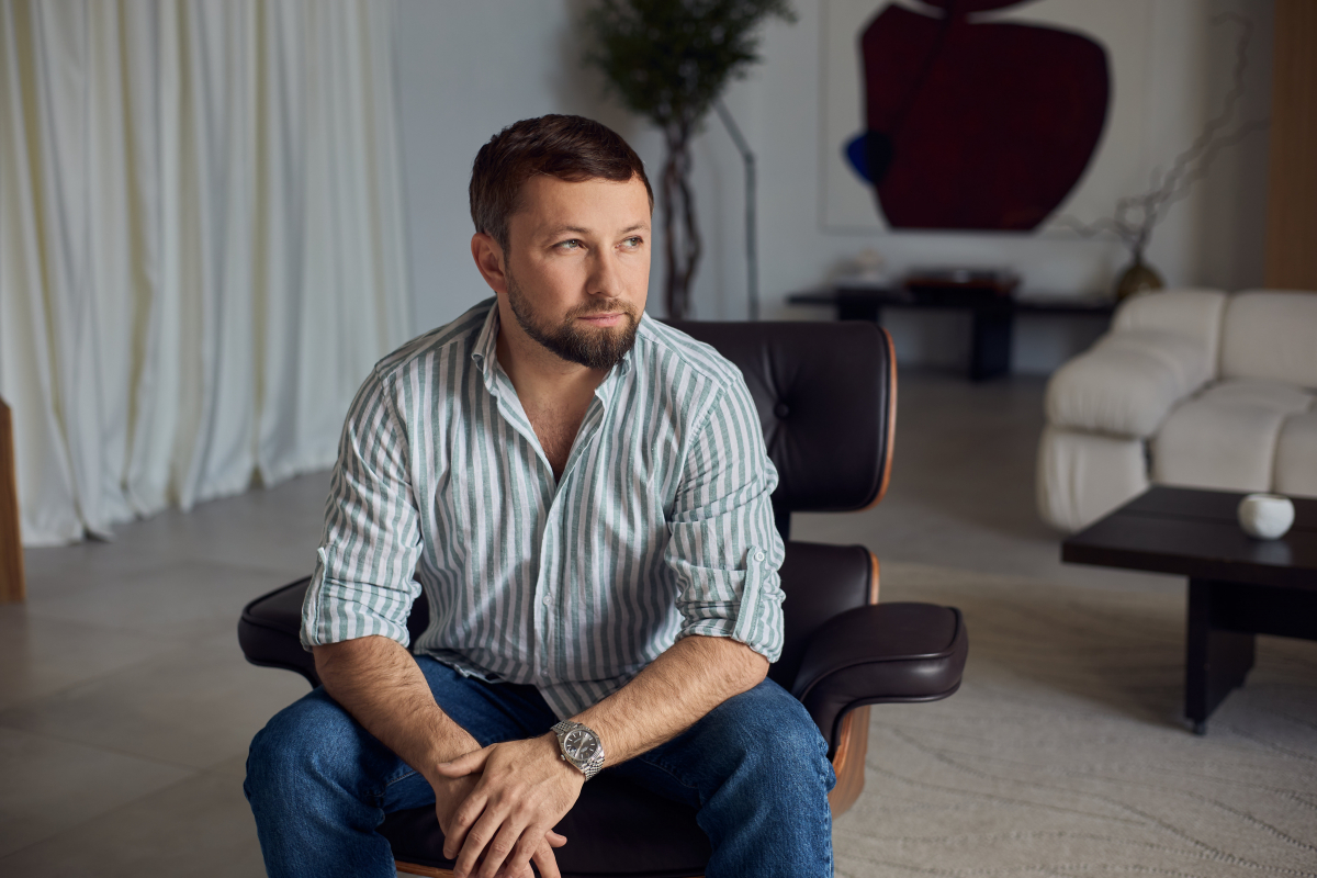 Рубашка на выпуск: почему это нормально и как это делать правильно?