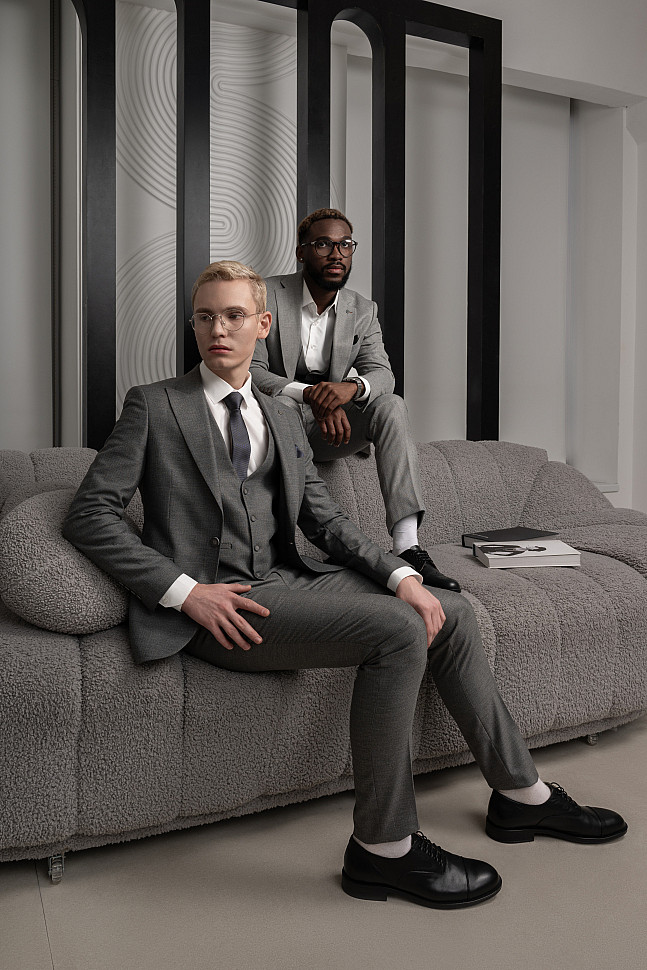 Мужской костюм серый