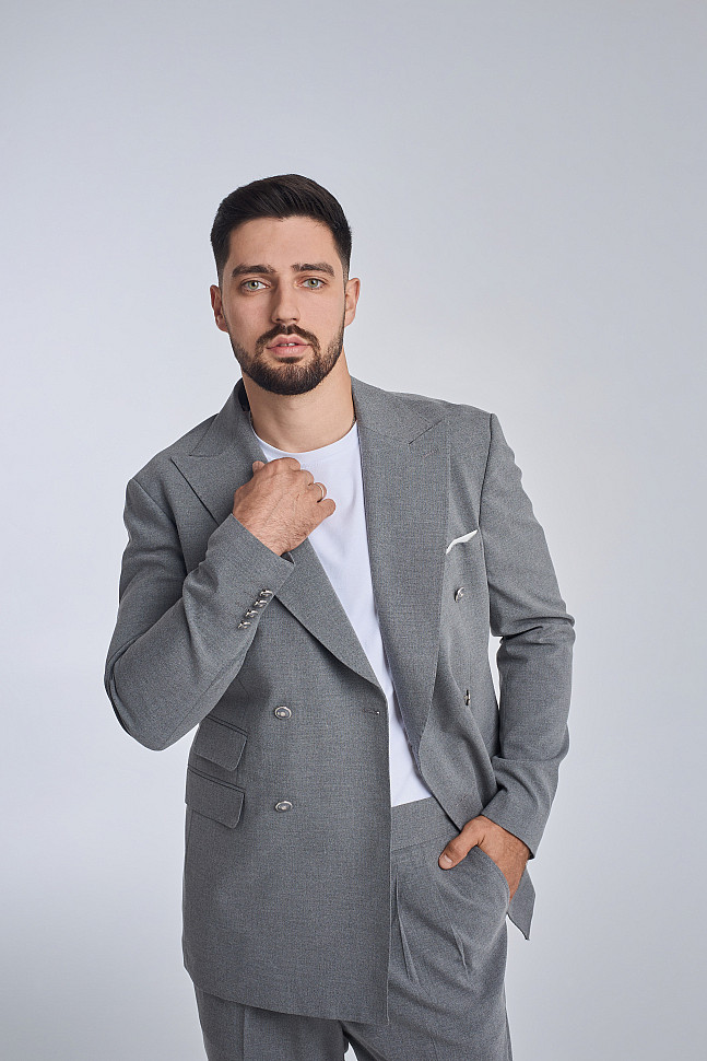 Мужской костюм светло-серый