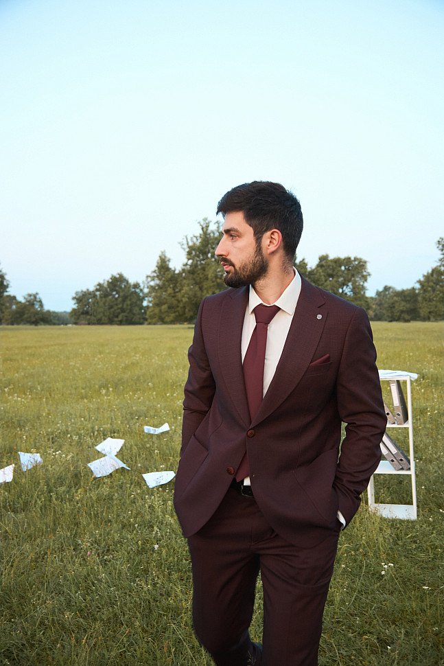 Костюм свадебный бордовый