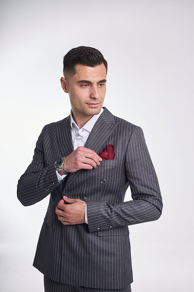 Мужской костюм серый