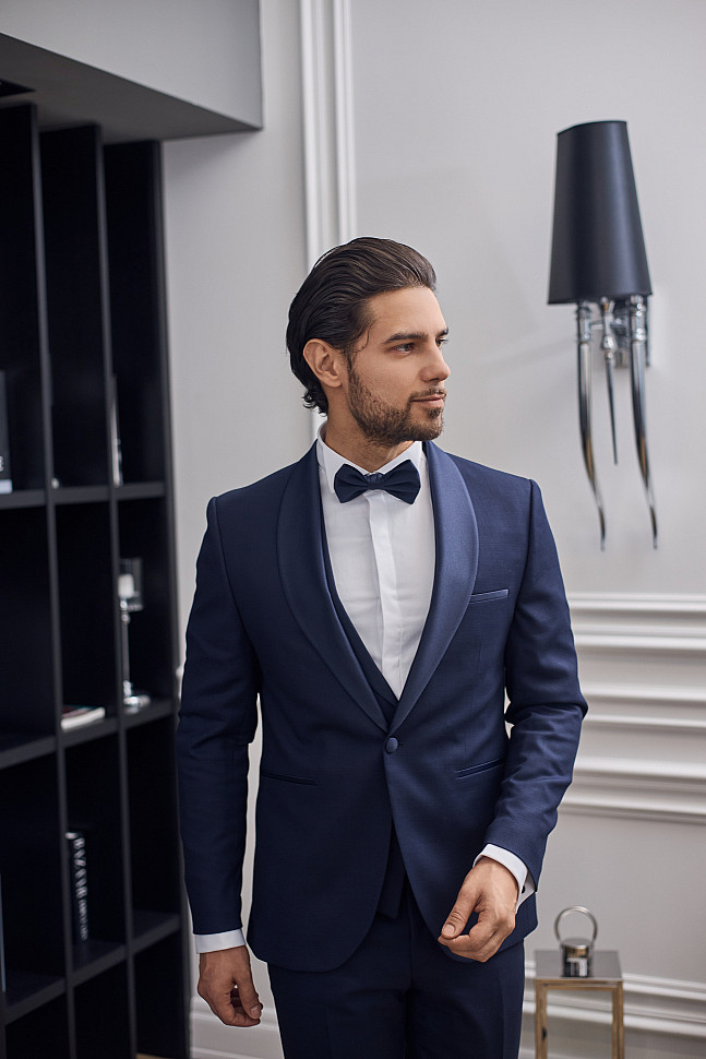 Мужской синий костюм