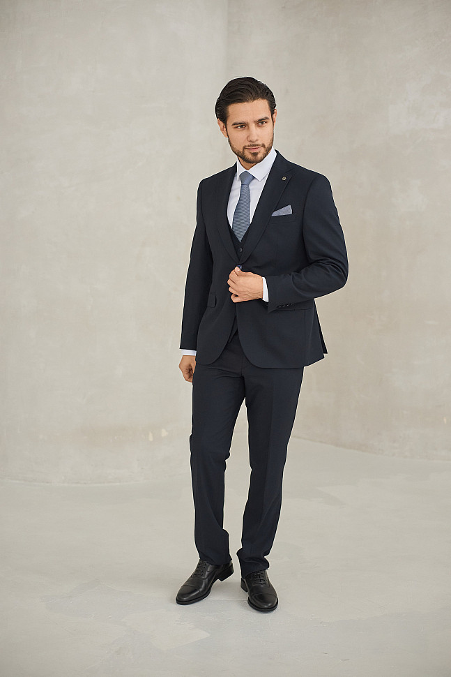 Мужской костюм черный