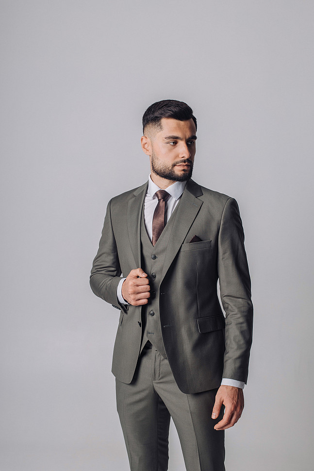 Мужской костюм зеленого цвета