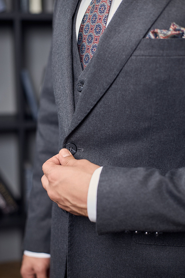 Аксессуары к серому костюму