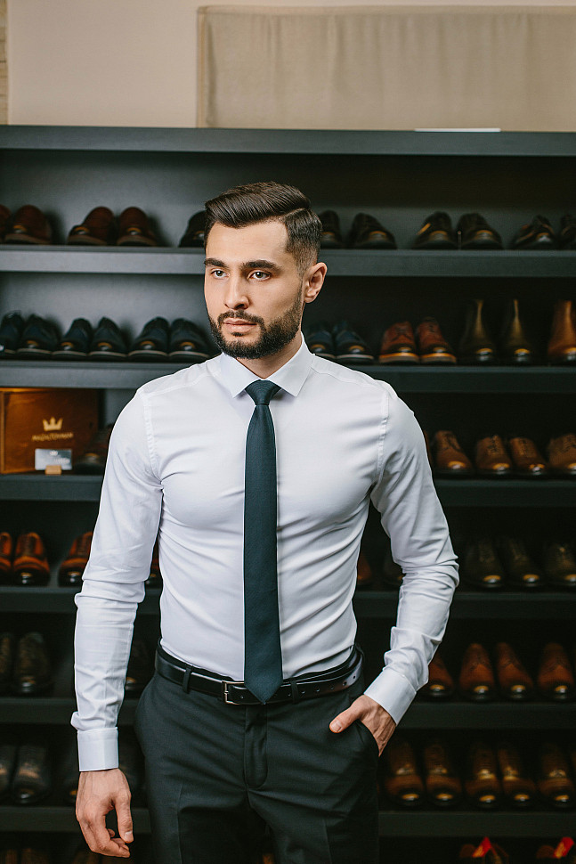 Мужской белая рубашка приталенная