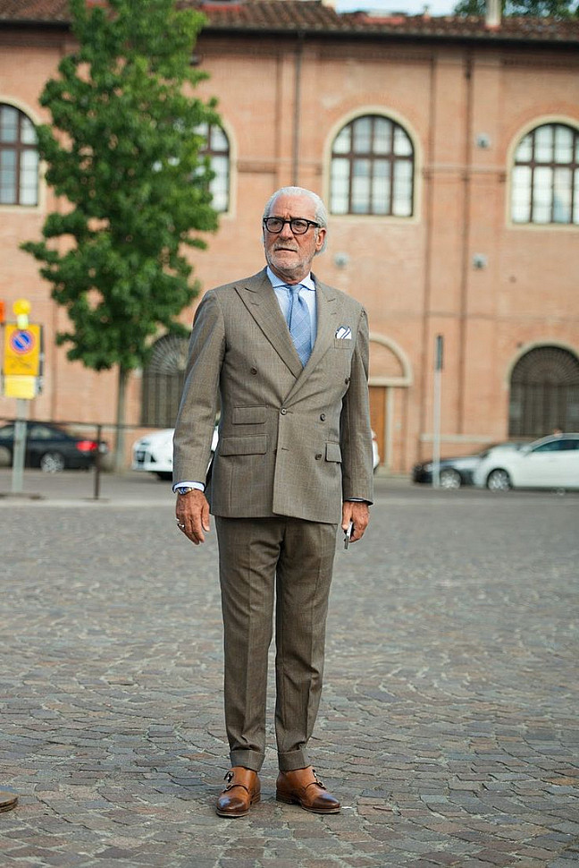 Мужской классический костюм для мужчины старше 50 лет