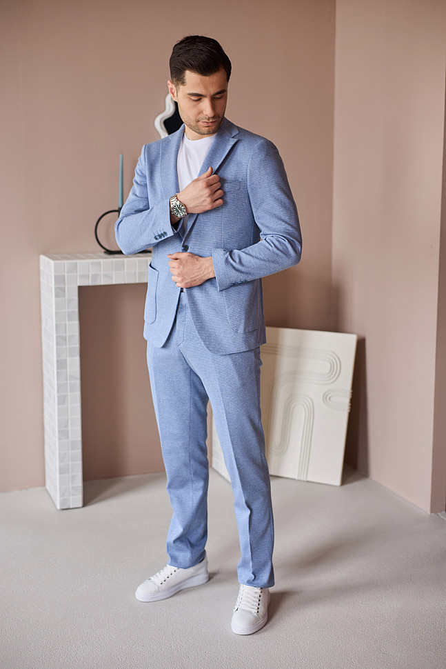 Мужской костюм голубого цвета