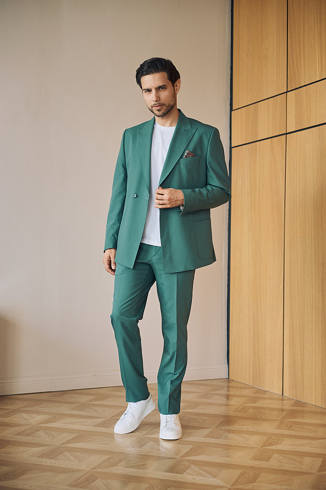 Белая футболка с костюмом