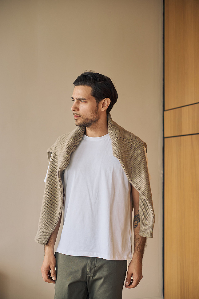 Кардиган с белой футболкой