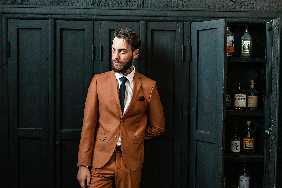 Мужской костюм двойка в коричневом цвете